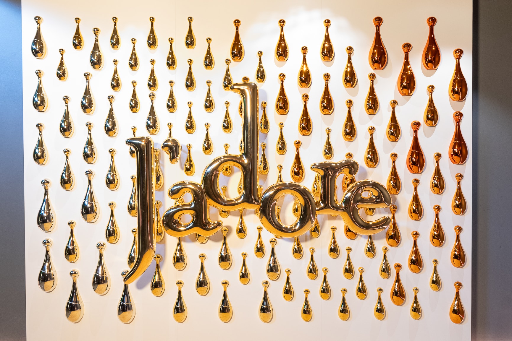 Golden event installation with metallic details
